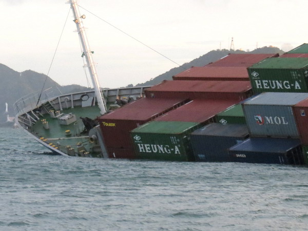 Chưa thể trục vớt container trên tàu chìm do sóng to, gió lớn